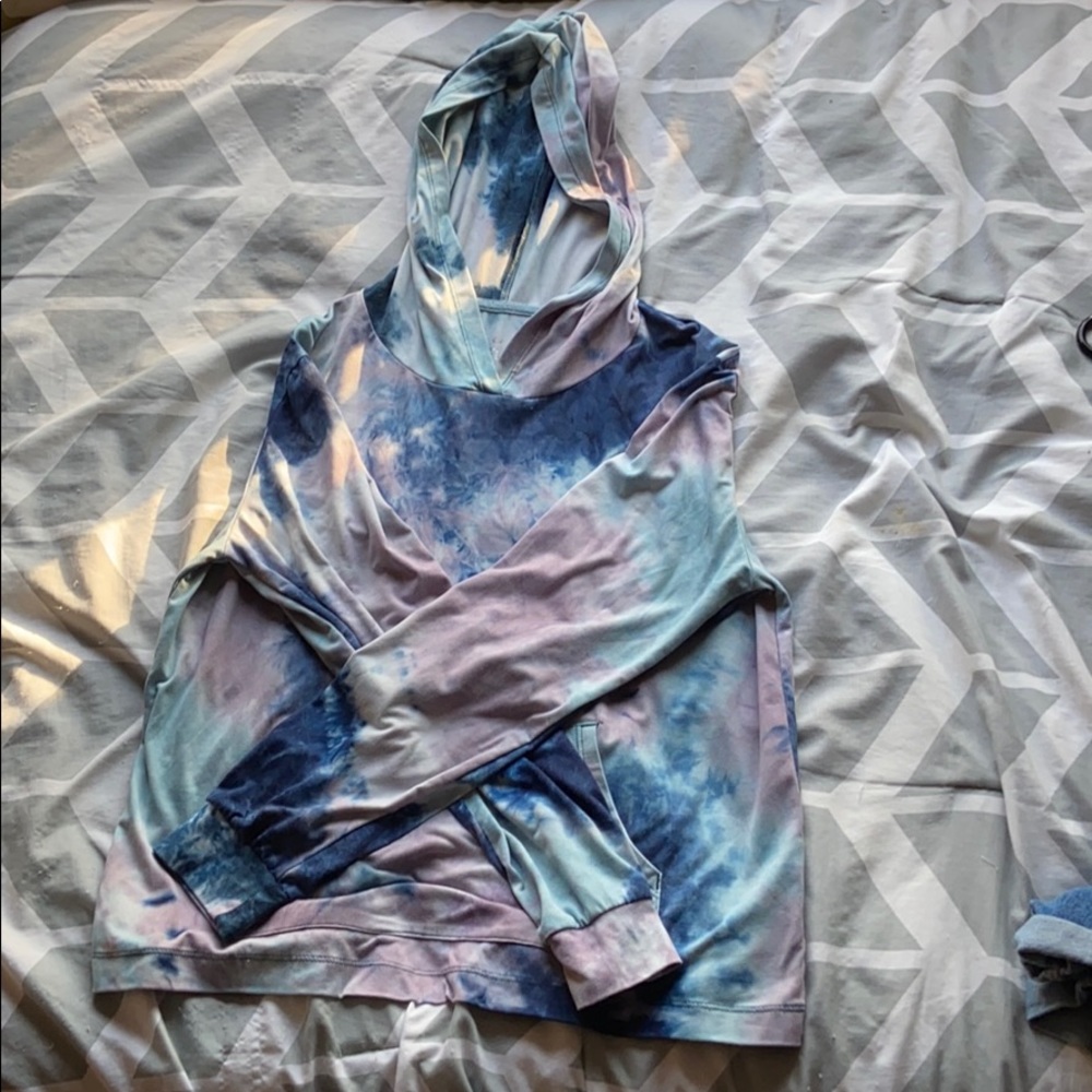 tie-dye hooded shirt